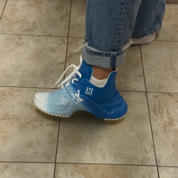 Authentic Louis Vuitton Calfskin LV Archlight Sneakers 39 - Picture 10 of 10